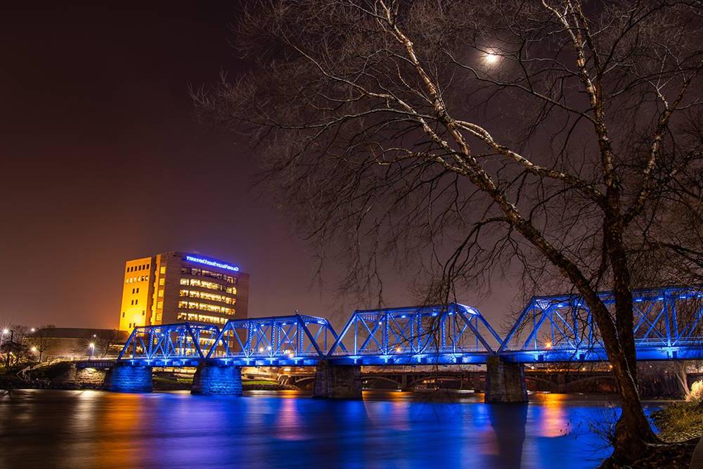 晚上，GVSU大楼在蓝桥上亮了起来